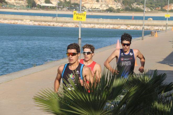 Trio vencedor no género masculino no segmento de corrida do Triatlo de Portimão