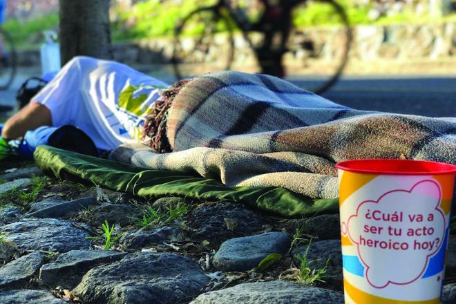 Triatlta a descansar durante uma prova de ultra-distância