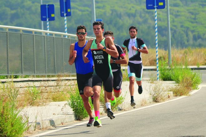 Triatletas do grupo de treino do Paulo Antunes a treinar corrida