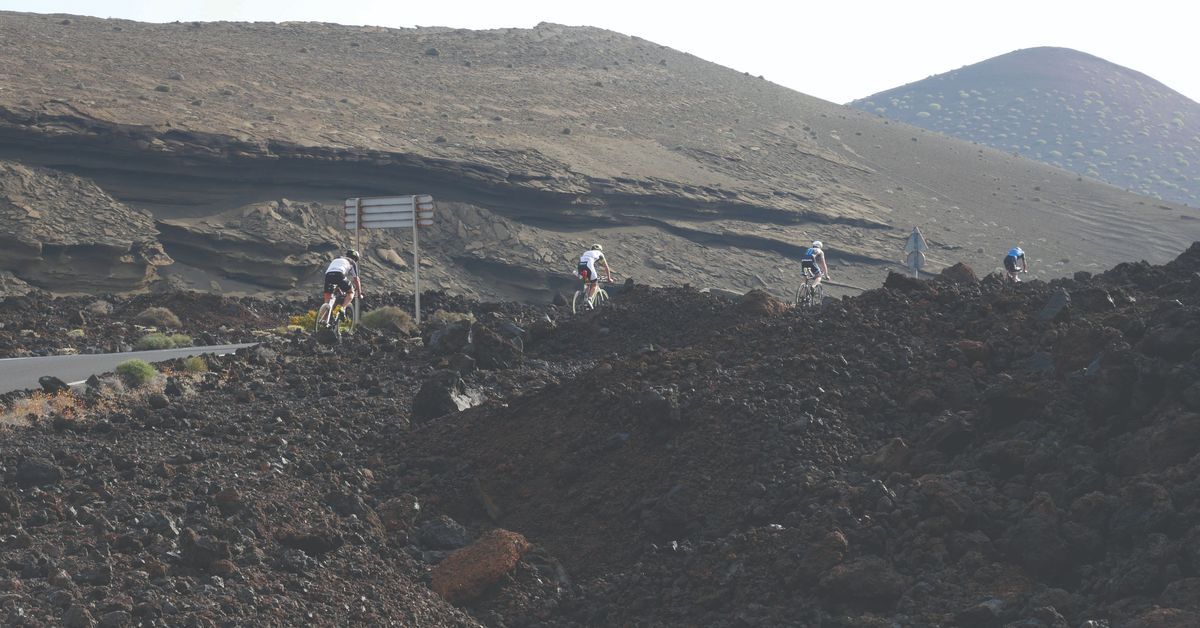 Atletas no percurso de ciclismo do Ironman de Lanzarote