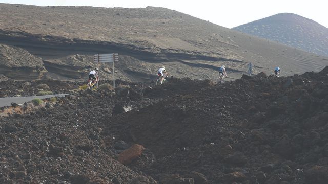 Atletas no percurso de ciclismo do Ironman de Lanzarote
