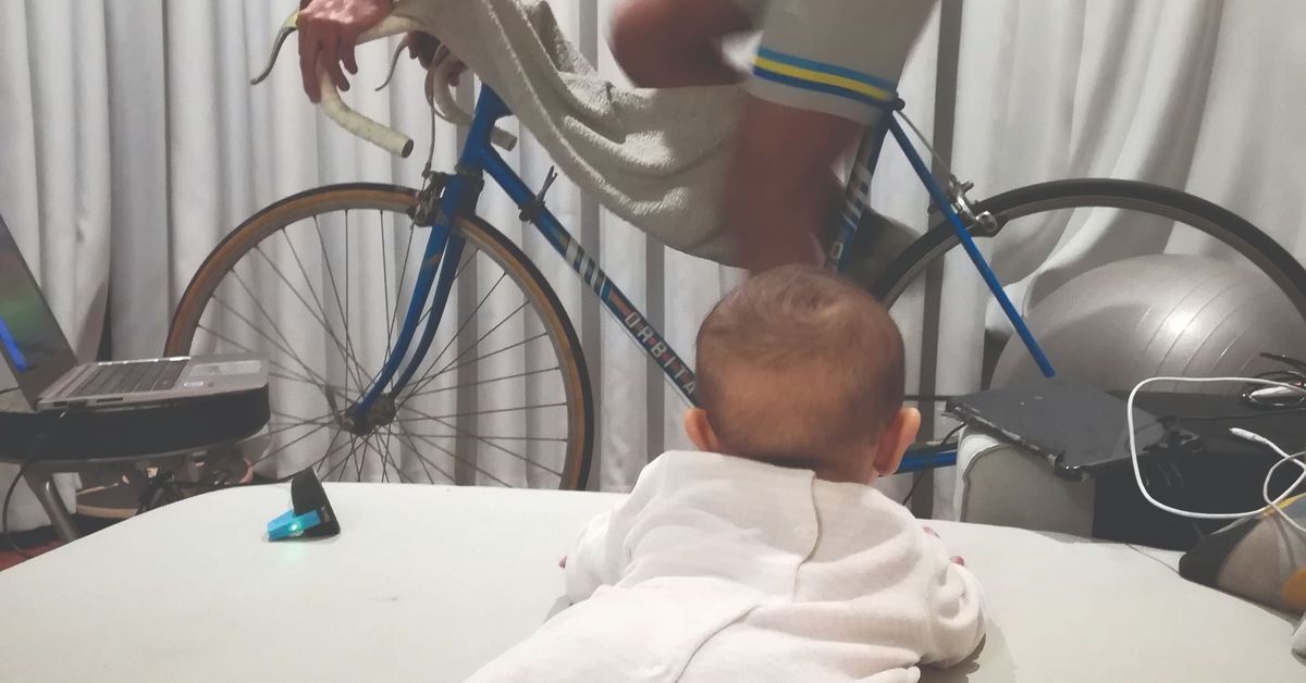 Treino de ciclismo com a família a assistir