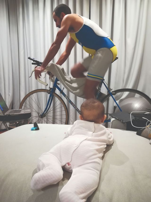 Treino de ciclismo com a família a assistir